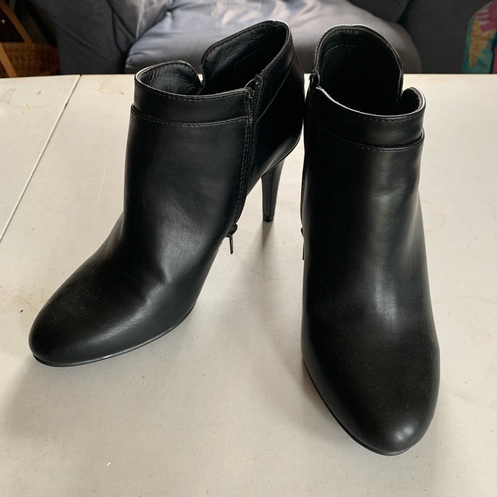 NWOT Ellen Tracy Black Heeled Ankle Boots Woman’s Size 7.5